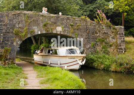 Day Cruiser en passant sous le pont près de Goytre Wharf sur Monmouthshire et Brecon Canal Sud Wales UK Banque D'Images