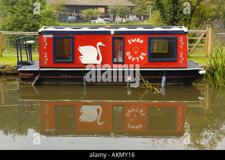 Petit jour bateau amarré sur le Canal de Monmouthshire et Brecon à Goytre Monmouthshire South Wales UK Banque D'Images