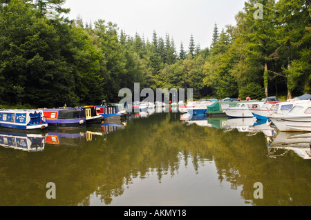 Monmouthshire et bateaux sur le canal de Brecon moorings à Goytre Wharf Monmouthshire South Wales UK Banque D'Images