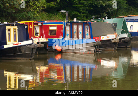 Amarré au quai Narrowboats Goytre de Monmouthshire et Brecon Canal Monmouthshire au Pays de Galles UK Banque D'Images