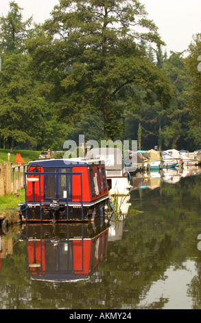 Mon et Brecon Canal narrowboats jour et Cruisers sur moorings à Goytre Wharf Monmouthshire South Wales UK Banque D'Images