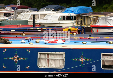 Mon et Brecon Canal narrowboats jour et Cruisers sur moorings à Goytre Wharf Monmouthshire South Wales UK Banque D'Images