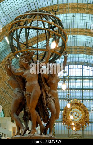 France, Paris, musée d'Orsay, l'horloge de la galerie principale et les quatre parties du monde par J.B. Carpeaux Banque D'Images