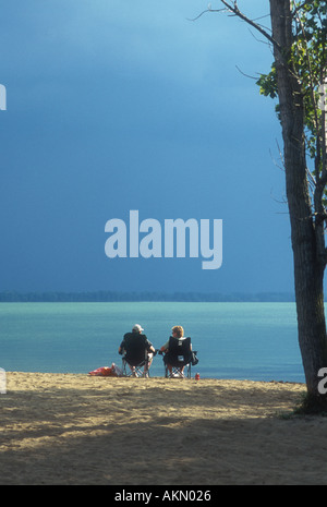 Couple reposant à Shoreline Banque D'Images