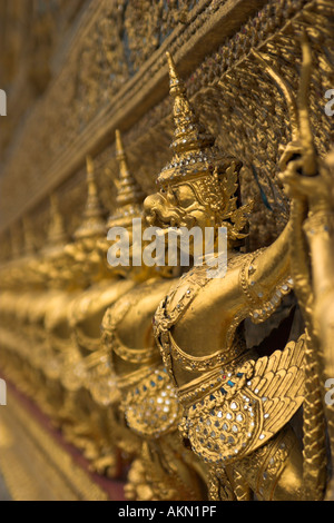 Une rangée de demi-oiseau créature mythologique gardant le temple de Wat Phra Kaew dans le grand palace, Bangkok, Thaïlande Banque D'Images