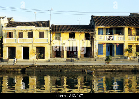 Maisons sur St Bach Dang reflétée dans la rivière Thu Bon, début de matinée, Hoi An, Viet Nam Banque D'Images