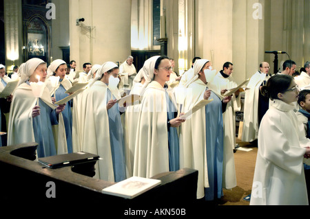 Paris France, foule Église catholique intérieur Messe de Noël avec des religieuses chantant, célébrant la traditionnelle veille de Noël, différentes cultures Banque D'Images