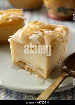 Une tranche de lait desserts tarte grecque alimentaire rédaction Banque D'Images