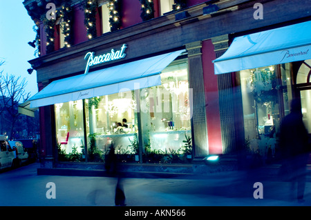 Paris France, magasins luxe 'Baccarat Crystal' 'place de la Madeleine' Storefront 'illuminé' au crépuscule 'luxe voyage » auvent affaires Banque D'Images