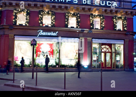 Paris France, les magasins de luxe, cristal de Baccarat, illuminé la nuit, vitrine Banque D'Images
