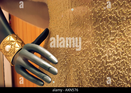 Paris France, 'Anne Lowe' Used Luxury Clothing Store, détail, vitrine du magasin, robe, mannequin de mode Banque D'Images