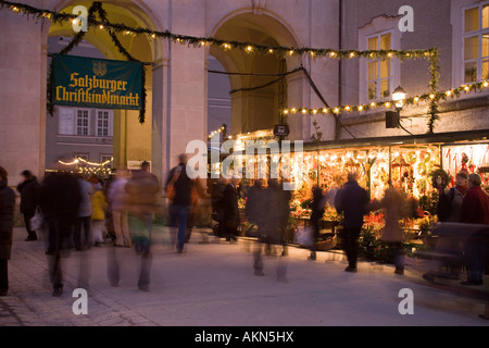 Marché de Noël à la place de la résidence près de Cathédrale de Salzbourg Salzbourg Autriche Banque D'Images