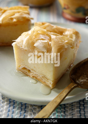 Une tranche de lait desserts tarte grecque alimentaire rédaction Banque D'Images