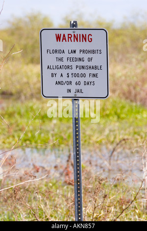 Don t nourrir les alligators signe sur l'William Bartram Piste à Payne s Prairie South de Gainesville, Floride, USA Banque D'Images