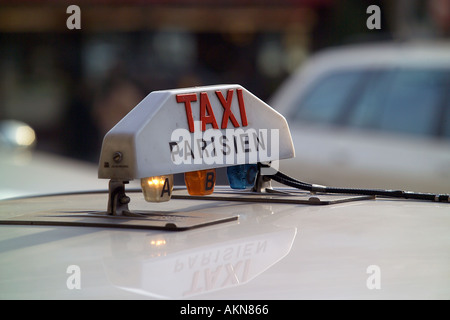 Enseigne sur le taxi à la gare du nord à paris france Banque D'Images