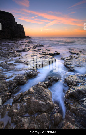 Lever du soleil sur les barres rocheuses de Seacombe sur l'île de Purbeck, Dorset Banque D'Images