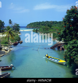 L'homme Local en bateau près de l'embouchure de la jolie rivière Blanche comme il s'écoule vers la mer près de Ocho Rios en Jamaïque dans les Caraïbes Banque D'Images