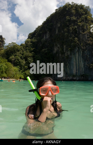 Jeune femme plongée dans un lagon Koh Hong Hong Island Krabi Thailande Banque D'Images