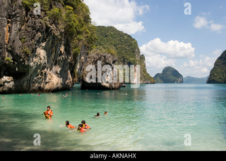 Les gens se baigner dans une lagune Connaissement Island Krabi Thaïlande un an après le tsunami du 26 décembre 2004 Banque D'Images