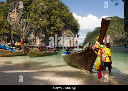 Bateaux ancrés à plage de l'île de Krabi Thailande connaissement un an après le tsunami du 26 décembre 2004 Banque D'Images