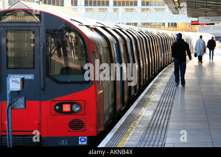 La station de métro Stratford train de tube en attente London England uk go jeux olympiques 2012 Banque D'Images