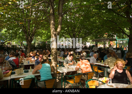 Les gens assis dans le jardin de l'Hotel Stayen Prater Vienne Autriche Banque D'Images