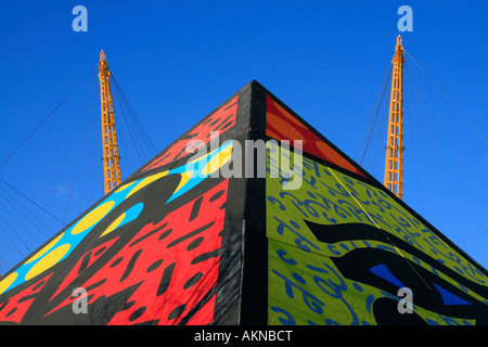 Flèche pyramidale O2 arena lieu de divertissement musique Millenium Dome par tamise à l'est de Greenwich London England uk go Banque D'Images