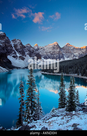 Neige au lac Moraine, dans le parc national Banff, Rocheuses, Canada Banque D'Images