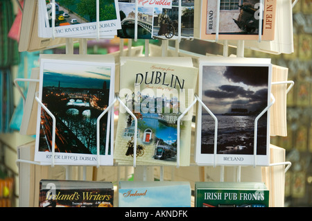 Cartes postales touristiques en vente à Dublin en Irlande Banque D'Images