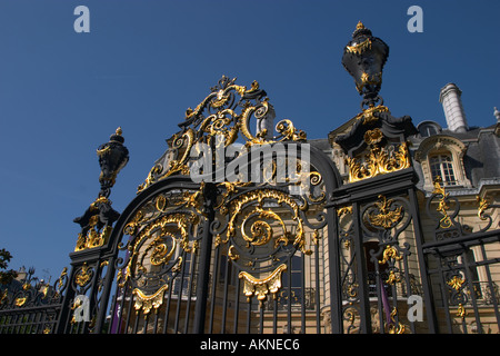 Portes dorées à l'Hôtel Dassault Rond Point des Champs Elysées Paris France Banque D'Images