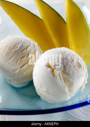 Deux boules de glace à la mangue indienne avec les tranches de mangue editorial food Banque D'Images