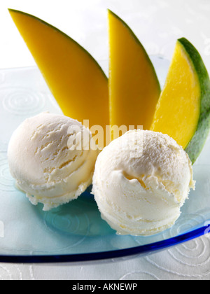 Deux boules de glace à la mangue indienne avec les tranches de mangue editorial food Banque D'Images