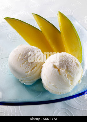 Deux boules de glace à la mangue avec les tranches de mangue editorial food Banque D'Images