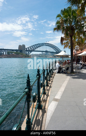 Cafe de la chaussée à Circular Quay avec le Harbour Bridge derrière, Sydney, New South Wales, Australia Banque D'Images