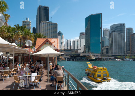 Sur les toits de la ville et de chaussée cafe à Circular Quay, Sydney, New South Wales, Australia Banque D'Images