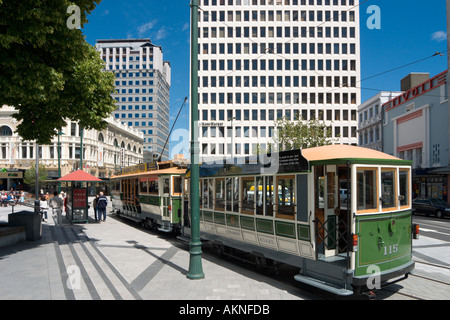 Tramway traditionnel sur la place de la cathédrale, au centre de Christchurch, île du Sud, Nouvelle-Zélande. Image prise avant le séisme de 2011. Banque D'Images