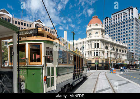 Tramway traditionnel sur la place de la cathédrale, au centre de Christchurch, île du Sud, Nouvelle-Zélande. Image prise avant le séisme de 2011. Banque D'Images