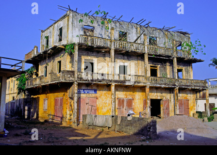 L'abandon d'un bâtiment colonial français à Grand Bassam Côte d'Ivoire Banque D'Images