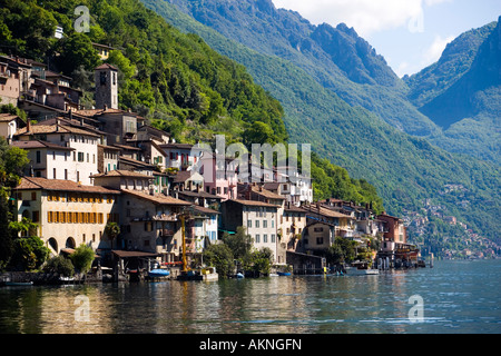 Vue sur le lac de Lugano pour Gandria, village pittoresque de montagne au mont Monte Brè Lugano Tessin suisse Banque D'Images