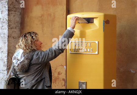 Woman throwing son courrier dans une boîte aux lettres de la poste du Vatican Banque D'Images