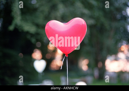 Un flottant, ballon en forme de coeur, Potsdam, Allemagne Banque D'Images