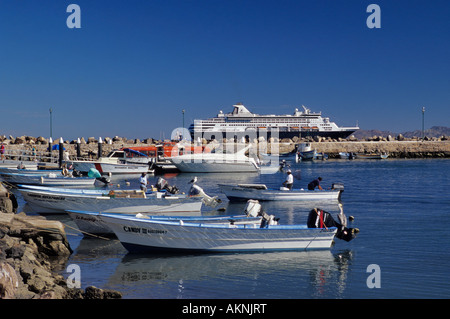 Bateaux à la marina, navire de croisière MS Ryndam ancré à dist dans le golfe de Californie (mer de Cortez), Loreto, basse Californie sur, Mexique Banque D'Images