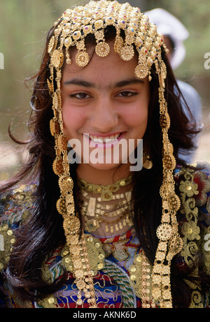 Jeune fille portant un couvre-chef traditionnel Koweït Banque D'Images