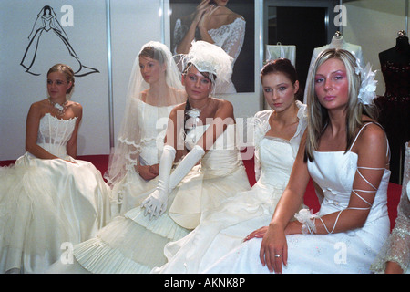 Les jeunes élèves habillés comme épouses à un salon du mariage à Poznan, Pologne Banque D'Images