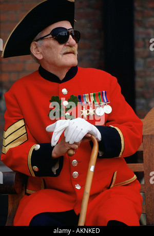 Chelsea retraité en manteau rouge et chapeau tricorne sur fondateur s Day Parade au Royal Hospital Chelsea London UK Banque D'Images