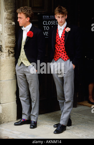 Collégiens à Eton College internat en gilets traditionnels et tailcoats Berkshire UK Banque D'Images