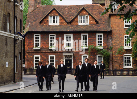 Eton ecoliers dans tailcoats traditionnel au Eton College internat Berkshire UK Banque D'Images