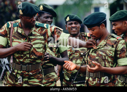 Afrique Cameroun soldats Banque D'Images