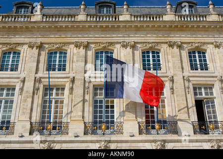 Drapeau français à la place de la Bourse à Bordeaux France Banque D'Images