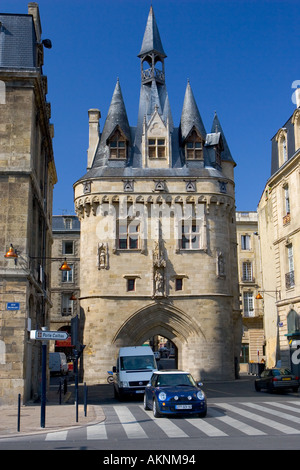 Voiture Mini Cooper à la Porte Cailhau 15e siècle entrée de ville de Bordeaux marque la victoire de Charles VIII à Fornoue Banque D'Images